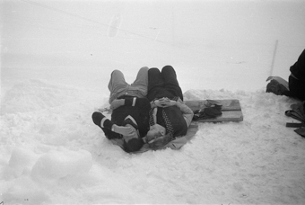 Junges Paar macht ein Nickerchen im Schnee