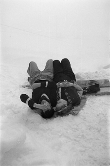Junges Paar macht ein Nickerchen im Schnee