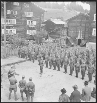 Offiziere, Soldaten und Zuschauende auf dem Dorfplatz von Bellwald