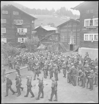 Militärische Übung auf dem Dorfplatz von Bellwald