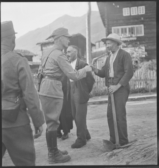 Soldat und Dorfbewohner geben sich die Hand