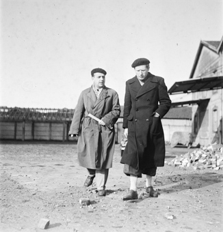 Rodolfo Olgiati mit einem Begleiter auf dem Gelände eines Lagers