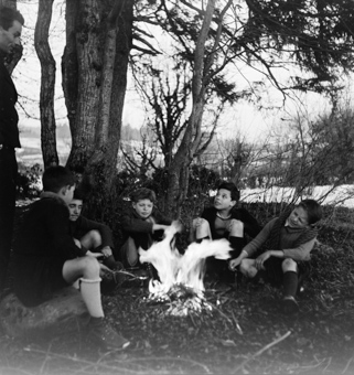Kinder vom Kinderheim Pringy an einem Lagerfeuer 