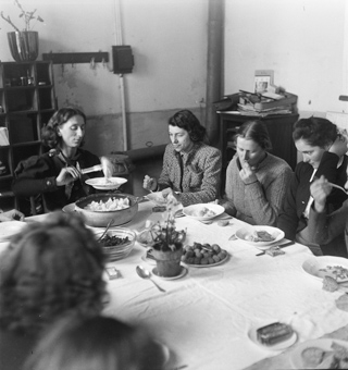 Am Esstisch des Zentrums der Kinderhilfe