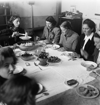 Am Esstisch des Zentrums der Kinderhilfe