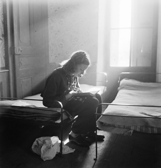 Mädchen in einem Zimmer des Kinderheims Pringy