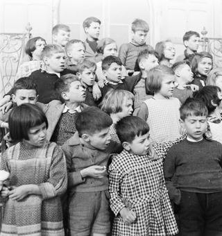 Kinderchor vor dem Kinderheim Pringy