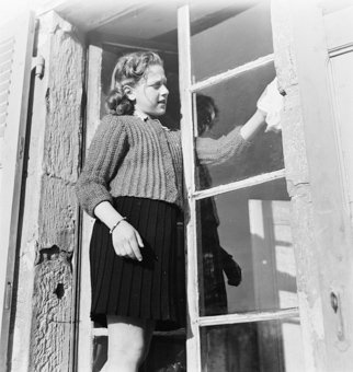 Junges Mädchen beim Fensterputzen