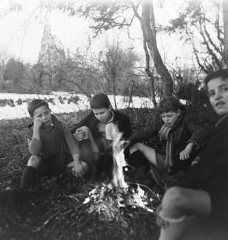 Kinder vom Kinderheim Pringy an einem Lagerfeuer 
