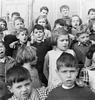 Kinderchor vor dem Kinderheim Pringy
