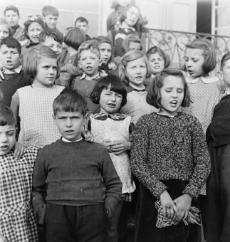 Kinderchor vor dem Kinderheim Pringy