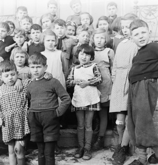 Kinder auf der Treppe vor dem Kinderheim Pringy