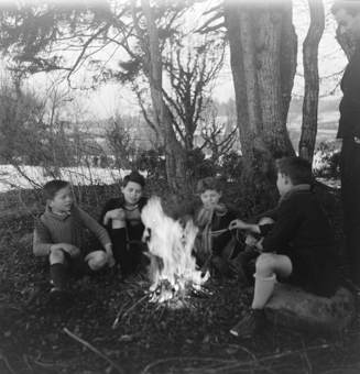 Kinder an einem Lagerfeuer beim Kinderheim Pringy