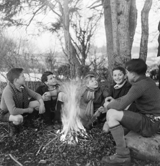 Knaben vom Kinderheim Pringy am Lagerfeuer