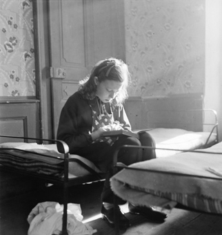 Mädchen in einem Zimmer des Kinderheims Pringy