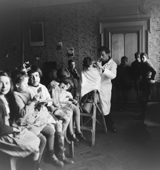 Kartenspiel im «Coiffeursalon» vom Kinderheim Pringy