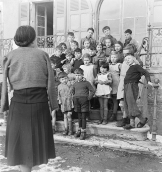 Kinder auf der Treppe vor dem Kinderheim Pringy