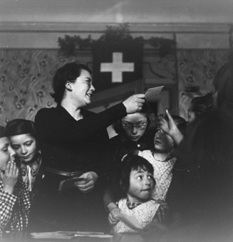 Ruth v. Wild mit Kindern im Kinderheim von Pringy