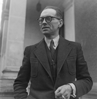 Hauptmann Villar vor seiner Villa