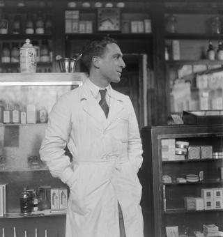 Leutnant André Filloil in seiner Apotheke