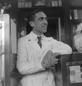 Leutnant André Filloil in seiner Apotheke