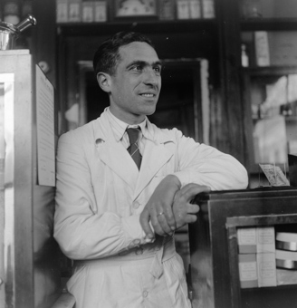 Leutnant André Filloil in seiner Apotheke