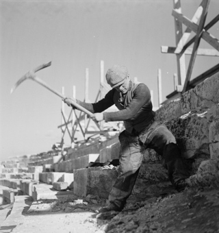 Arbeiter im Amphitheater von Nîmes