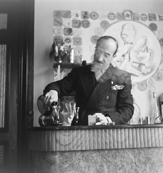 George Sicre in einer Bar