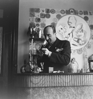 George Sicre in einer Bar