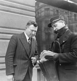 Célestin Sujobert und ein Briefträger