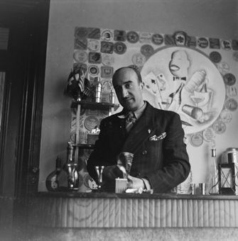 George Sicre in einer Bar