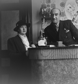George Sicre und eine Dame in einer Bar