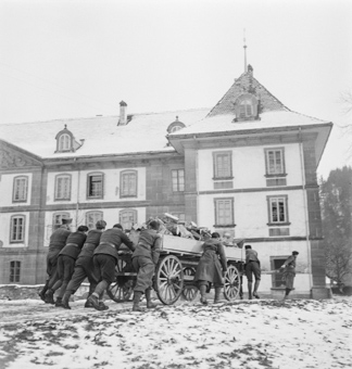 Soldaten beim Holz Transportieren vor der Abbaye d'Hauterive