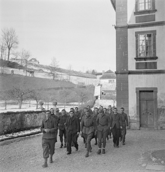 Gruppe von Soldaten bei der Abbaye d'Hauterive