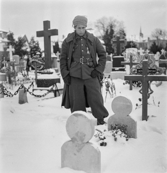Spahi-Soldat (Internierter) besucht Gräber von Kameraden auf einem Friedhof