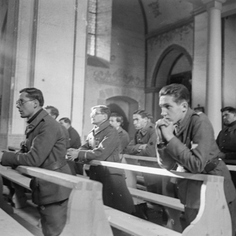 Soldaten beim Gebet in einer Kirche