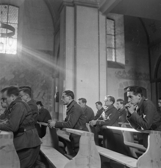 Soldaten beim Gebet in einer Kirche