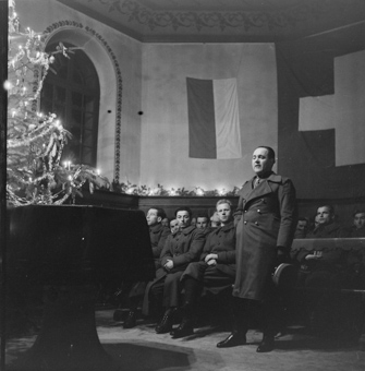 Soldaten an einer Weihnachtsfeier in Kirche