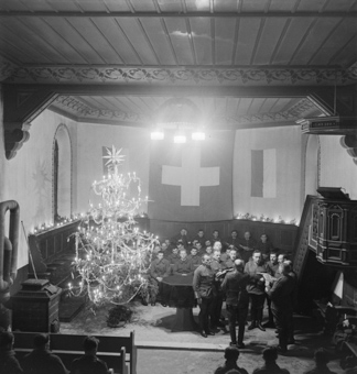 Soldaten an einer Weihnachtsfeier in Kirche