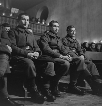 Soldaten an einer Weihnachtsfeier in Kirche