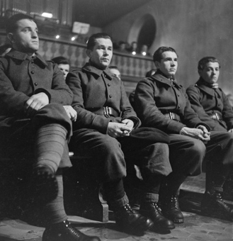 Soldaten an einer Weihnachtsfeier in Kirche