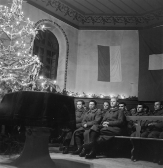 Soldaten an einer Weihnachtsfeier in Kirche
