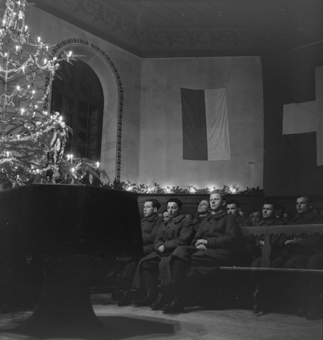 Soldaten an einer Weihnachtsfeier in Kirche