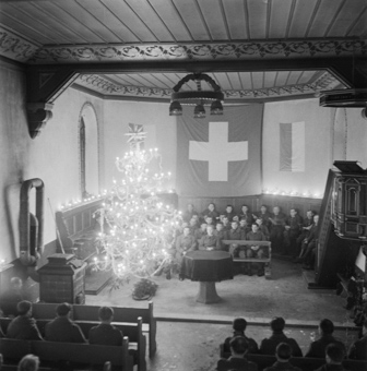 Soldaten an einer Weihnachtsfeier in Kirche