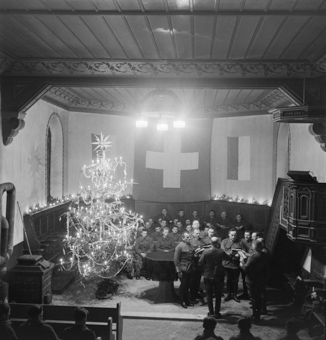 Soldaten an einer Weihnachtsfeier in Kirche