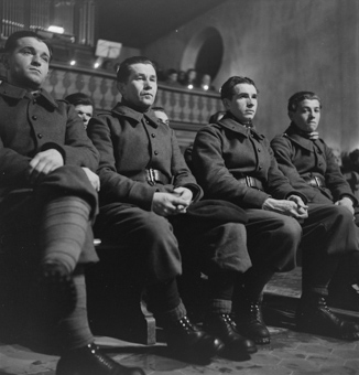 Soldaten an einer Weihnachtsfeier in Kirche