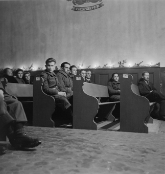 Soldaten an einer Weihnachtsfeier in Kirche