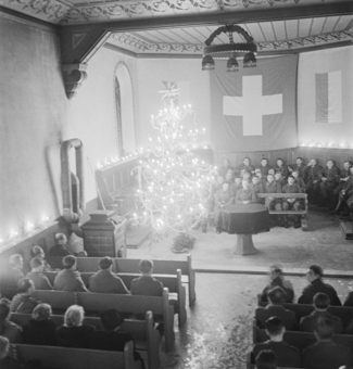 Soldaten an einer Weihnachtsfeier in Kirche