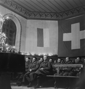 Soldaten an einer Weihnachtsfeier in Kirche