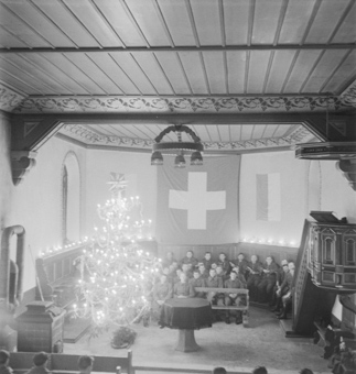 Soldaten an einer Weihnachtsfeier in Kirche